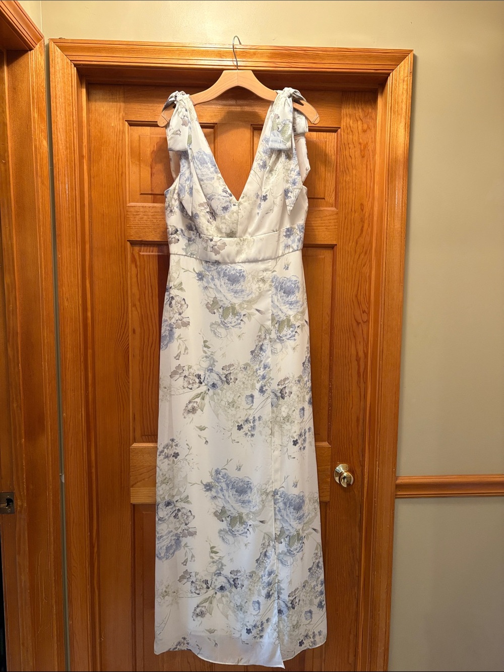 Dressy Group size 14 Blue Floral V-Neck Maxi Dress